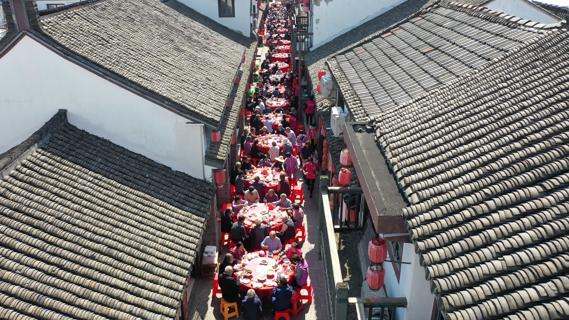 来自南北山塘230名80岁以上的老人欢聚一堂,沪浙毗邻第一届重阳节“村宴