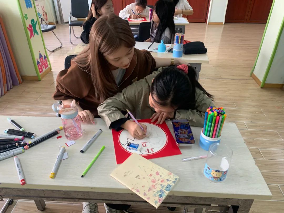 送上节日问候,孩子们这样致敬城市“美容师”