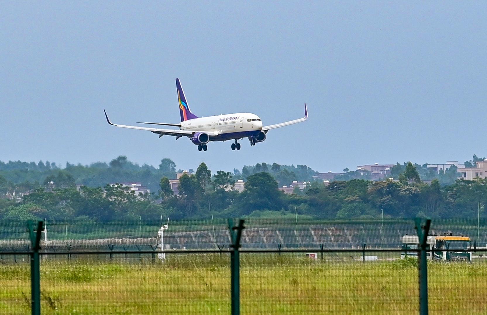 湛江吴川机场“水门礼”迎乌鲁木齐航空首航航班